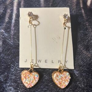 Elegant Gold Heart Dangle Earrings (Brand New never been worn!!)😊💖